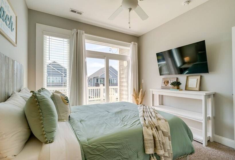 Modern Surf City Beach House W/ Hot Tub!