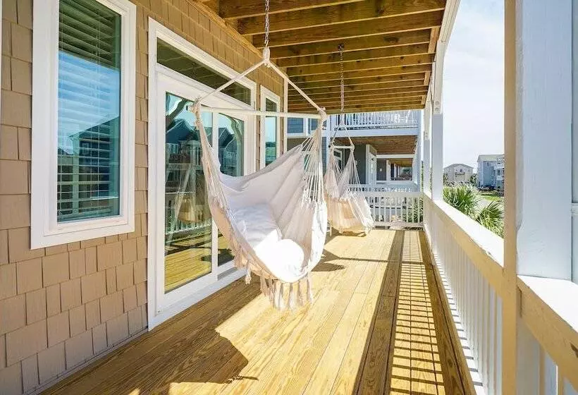 Modern Surf City Beach House W/ Hot Tub!