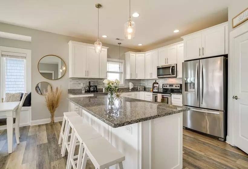 Modern Surf City Beach House W/ Hot Tub!