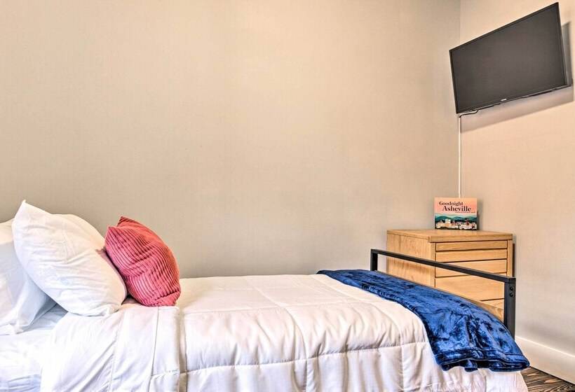 Modern Weaverville Home With Outdoor Fire Pit!