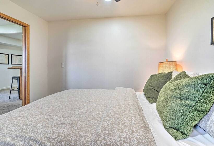 Picturesque Prescott Home W/ Mtn Views & Hot Tub