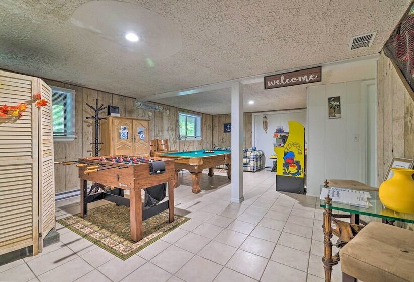 Poconos Cabin < 11 Mi To Tobyhanna State Park!