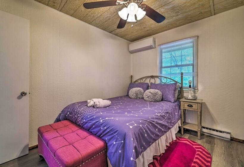 Poconos Cabin < 11 Mi To Tobyhanna State Park!