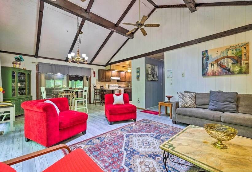 Poconos Cabin < 11 Mi To Tobyhanna State Park!