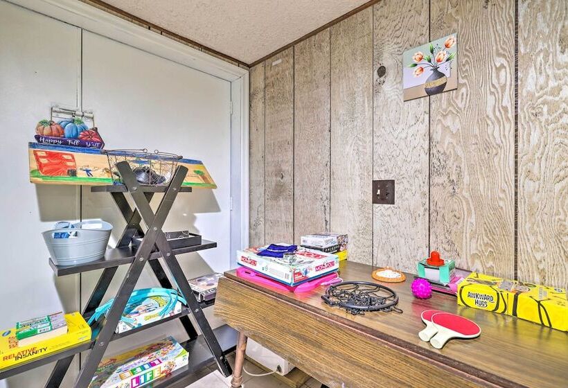 Poconos Cabin < 11 Mi To Tobyhanna State Park!