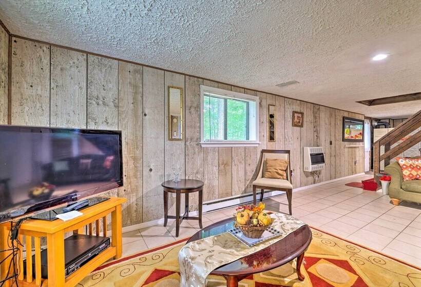 Poconos Cabin < 11 Mi To Tobyhanna State Park!