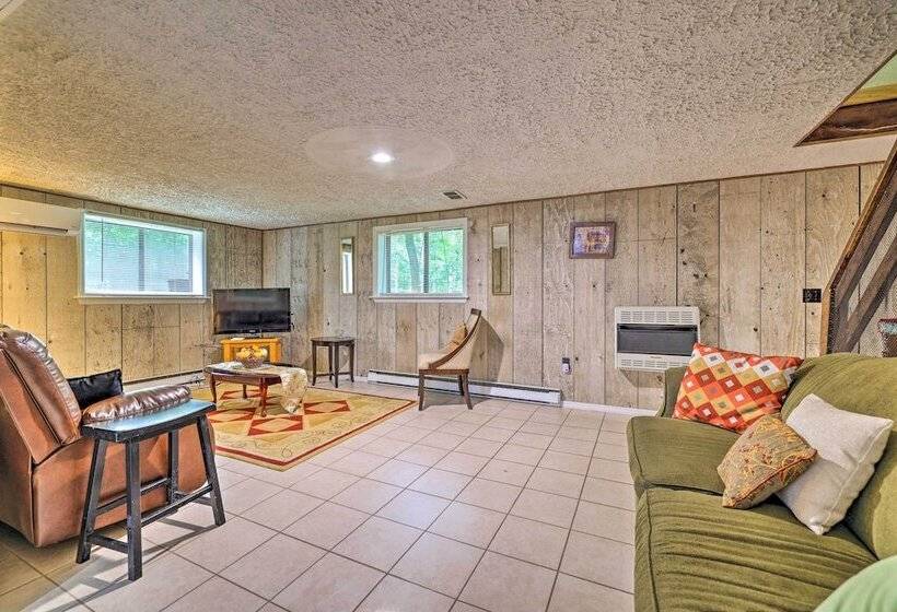 Poconos Cabin < 11 Mi To Tobyhanna State Park!