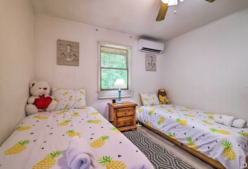 Poconos Cabin < 11 Mi To Tobyhanna State Park!