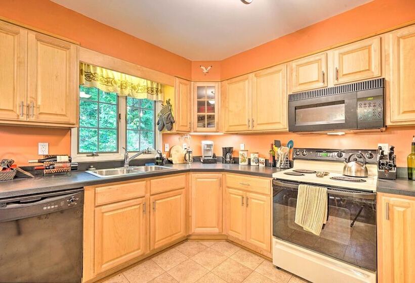 Rustic Adirondacks Home W/ Hot Tub & Lake Access!