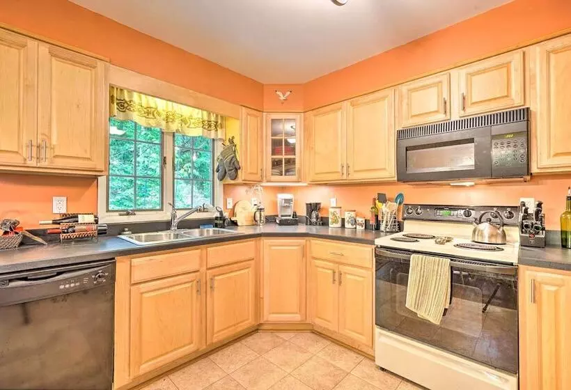 Rustic Adirondacks Home W/ Hot Tub & Lake Access!