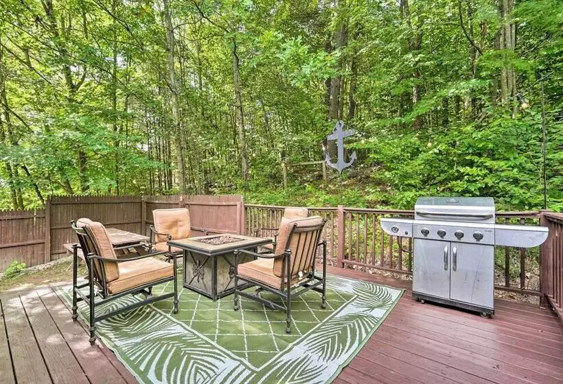 Rustic Adirondacks Home W/ Hot Tub & Lake Access!