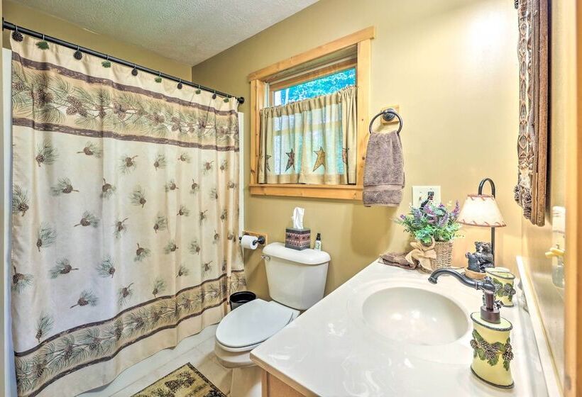 Slaty Fork Escape W/ Mountain View + Hot Tub!