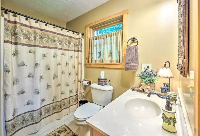 Slaty Fork Escape W/ Mountain View + Hot Tub!