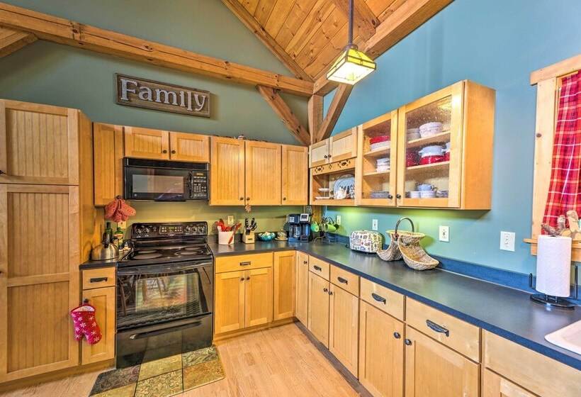 Slaty Fork Escape W/ Mountain View + Hot Tub!