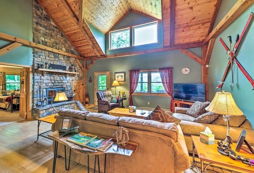 Slaty Fork Escape W/ Mountain View + Hot Tub!