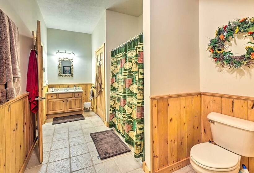 Slaty Fork Escape W/ Mountain View + Hot Tub!