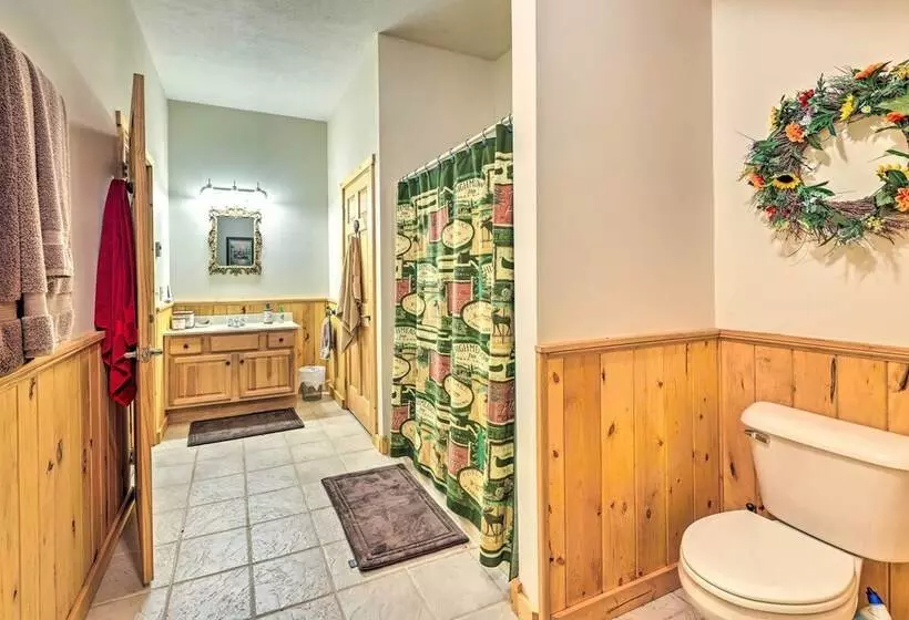 Slaty Fork Escape W/ Mountain View + Hot Tub!