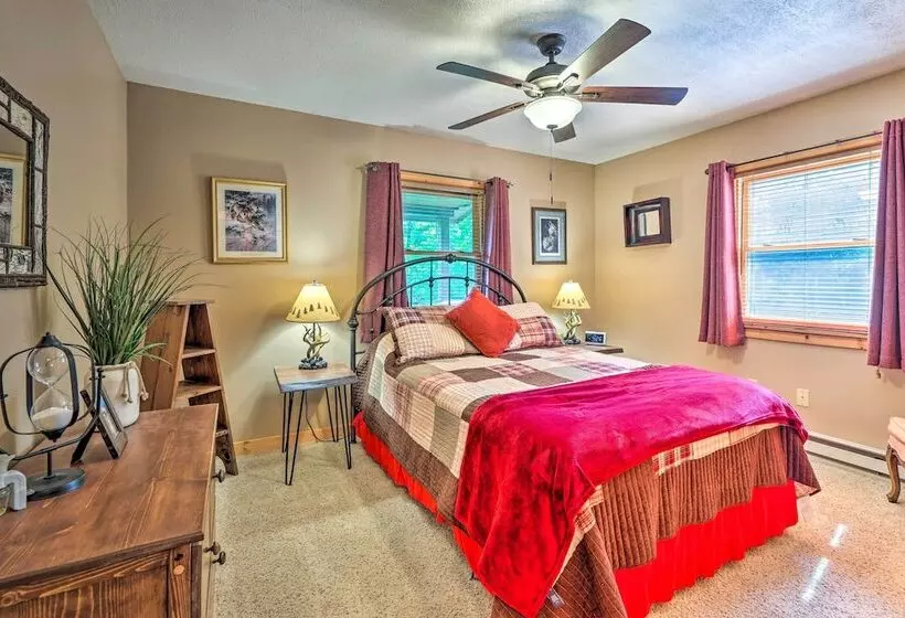 Slaty Fork Escape W/ Mountain View + Hot Tub!