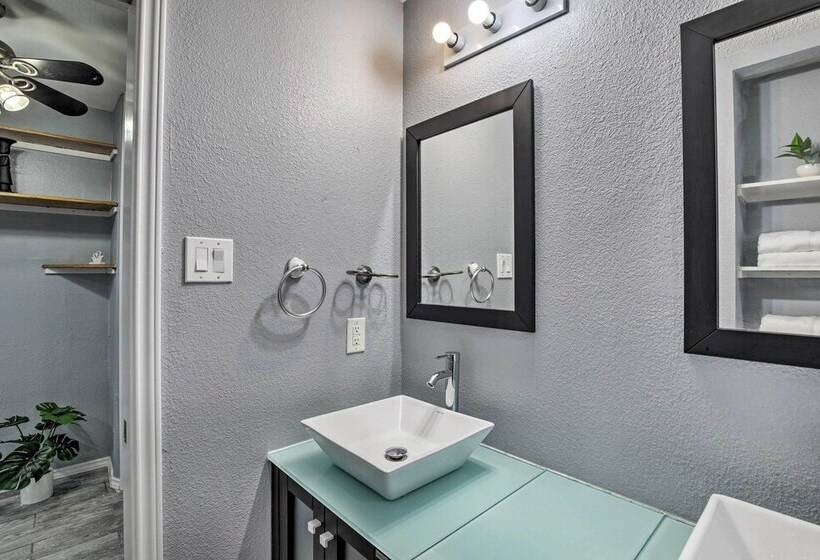 Sleek Rockwall Home Near Dtwn Dallas & Lake!