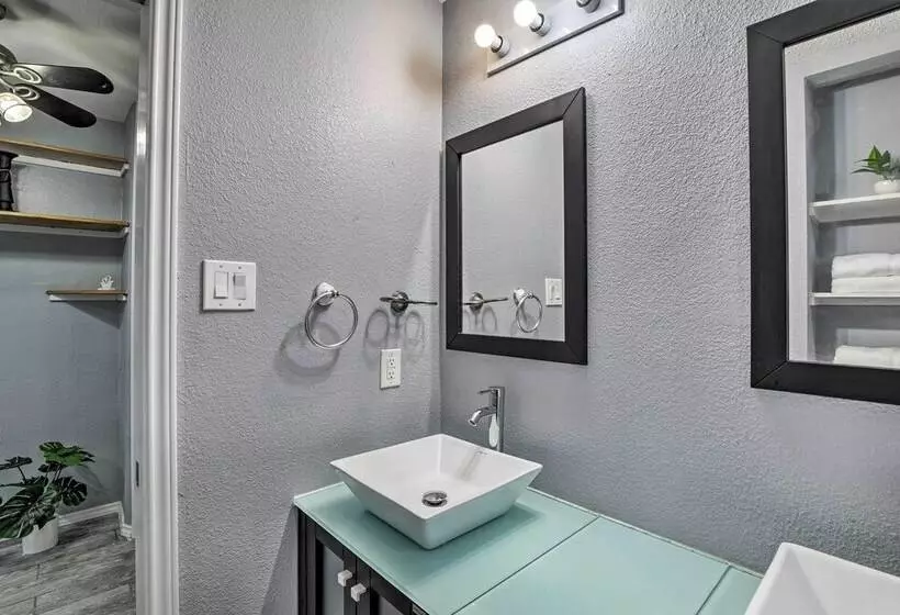 Sleek Rockwall Home Near Dtwn Dallas & Lake!