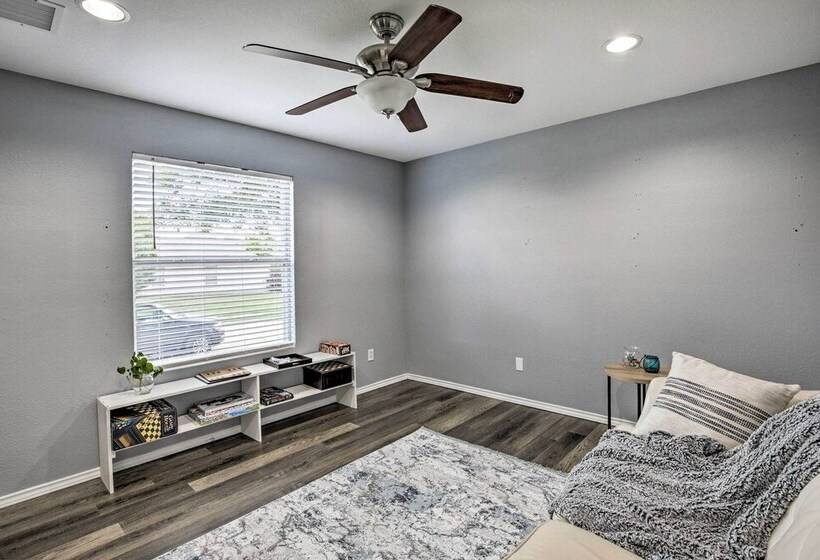 Sleek Rockwall Home Near Dtwn Dallas & Lake!