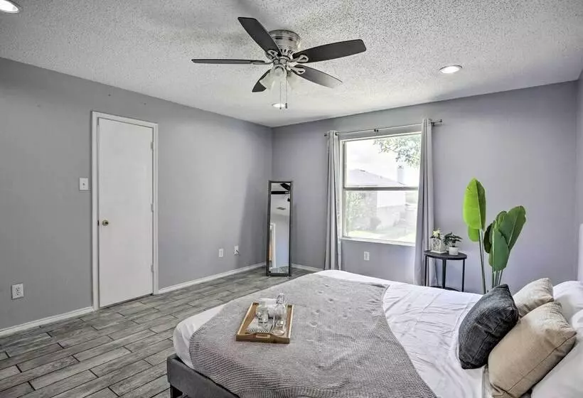 Sleek Rockwall Home Near Dtwn Dallas & Lake!