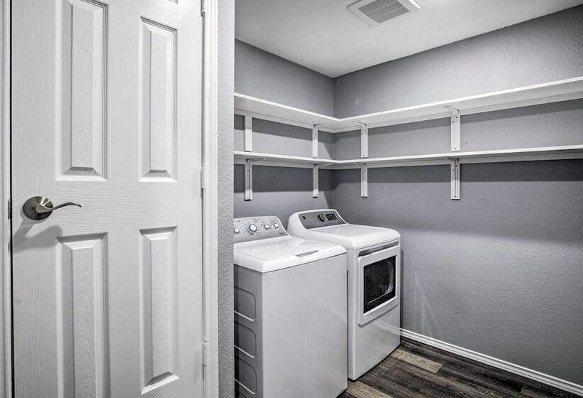 Sleek Rockwall Home Near Dtwn Dallas & Lake!