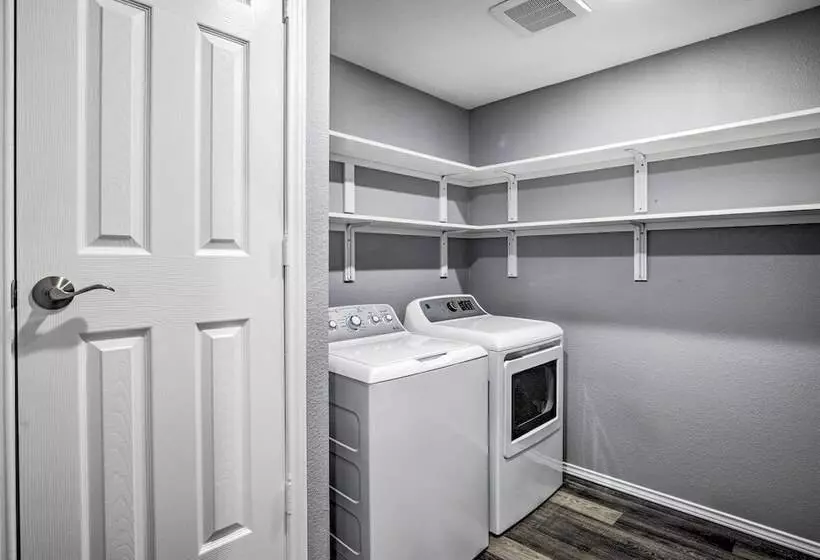 Sleek Rockwall Home Near Dtwn Dallas & Lake!