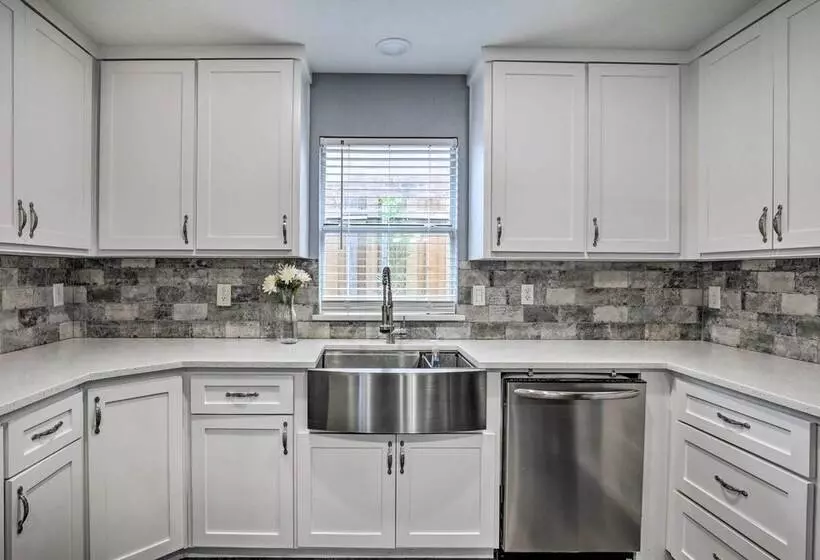 Sleek Rockwall Home Near Dtwn Dallas & Lake!