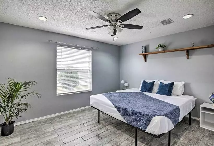 Sleek Rockwall Home Near Dtwn Dallas & Lake!