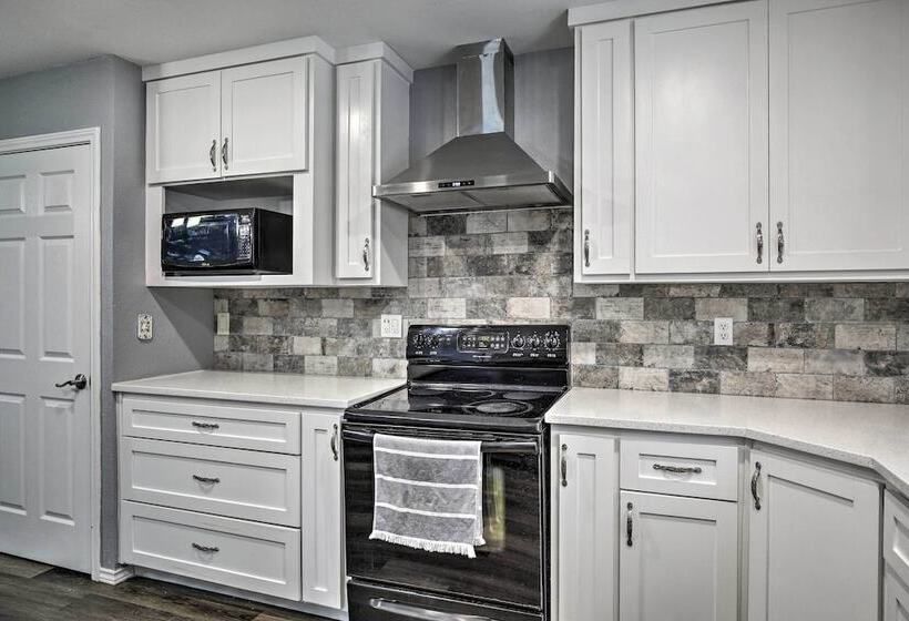 Sleek Rockwall Home Near Dtwn Dallas & Lake!