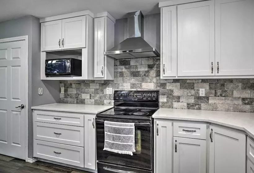 Sleek Rockwall Home Near Dtwn Dallas & Lake!