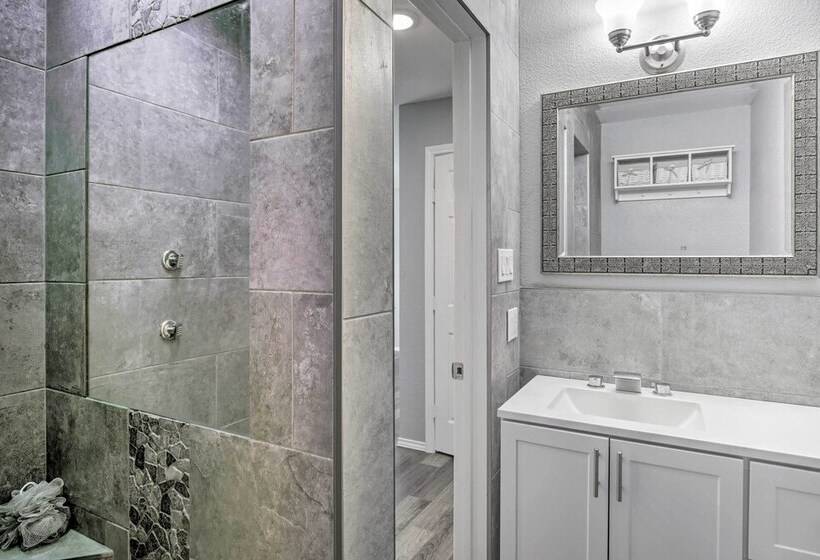 Sleek Rockwall Home Near Dtwn Dallas & Lake!