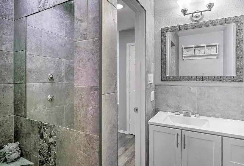 Sleek Rockwall Home Near Dtwn Dallas & Lake!