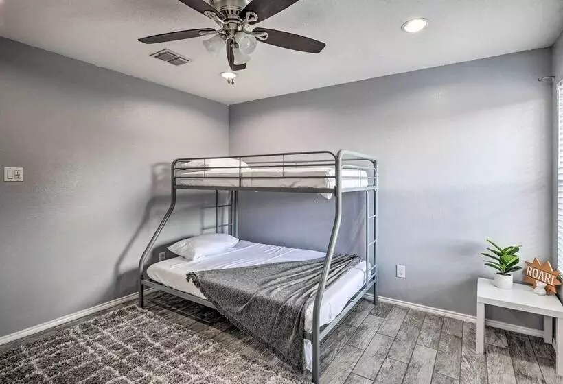 Sleek Rockwall Home Near Dtwn Dallas & Lake!