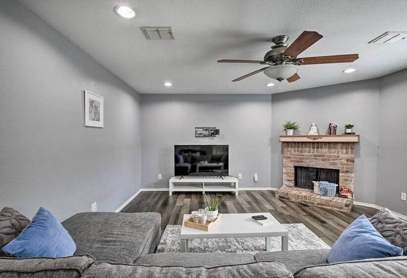 Sleek Rockwall Home Near Dtwn Dallas & Lake!