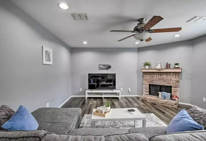 Sleek Rockwall Home Near Dtwn Dallas & Lake!