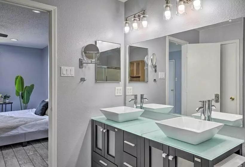 Sleek Rockwall Home Near Dtwn Dallas & Lake!