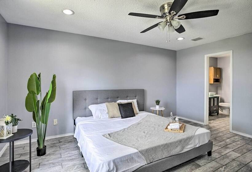 Sleek Rockwall Home Near Dtwn Dallas & Lake!