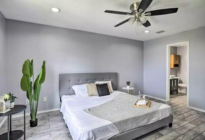 Sleek Rockwall Home Near Dtwn Dallas & Lake!