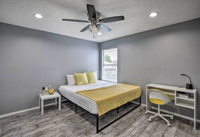 Sleek Rockwall Home Near Dtwn Dallas & Lake!