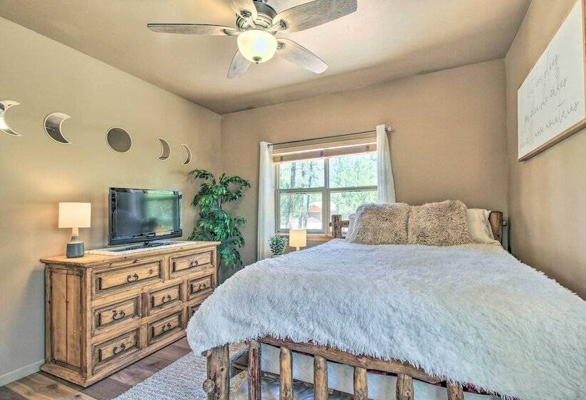 Deck, Grill & Fire Pit: Spacious Show Low Hideaway