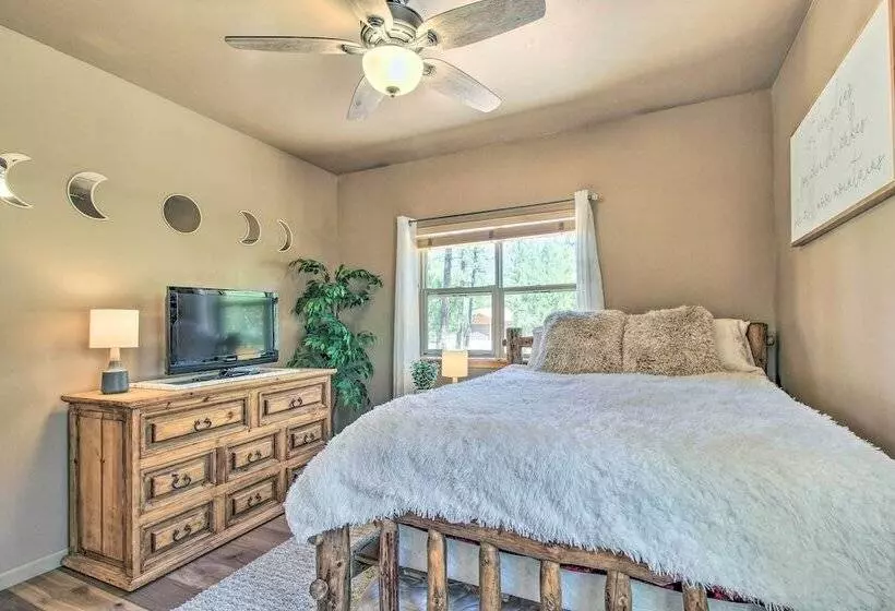 Deck, Grill & Fire Pit: Spacious Show Low Hideaway