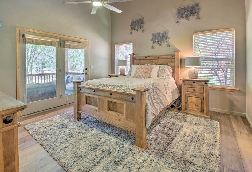 Deck, Grill & Fire Pit: Spacious Show Low Hideaway