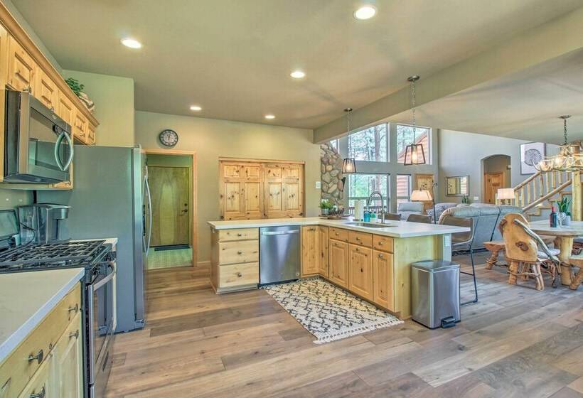 Deck, Grill & Fire Pit: Spacious Show Low Hideaway