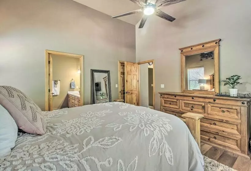 Deck, Grill & Fire Pit: Spacious Show Low Hideaway