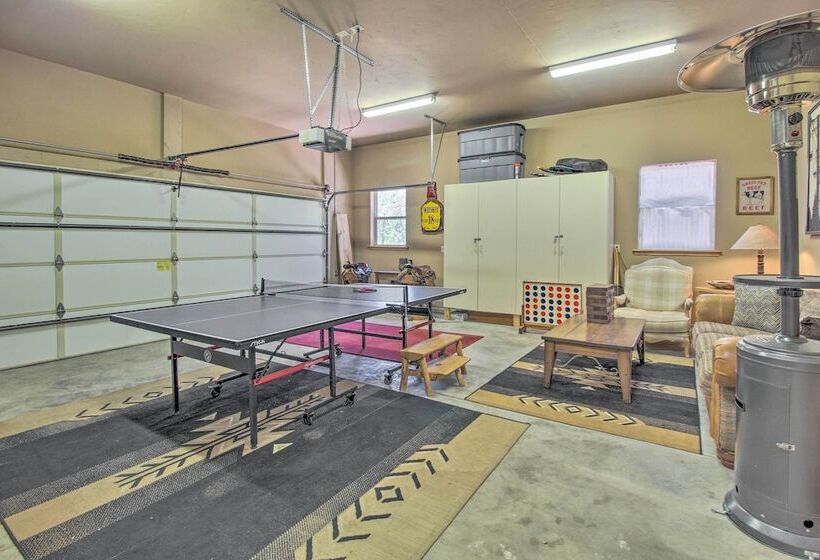 Deck, Grill & Fire Pit: Spacious Show Low Hideaway