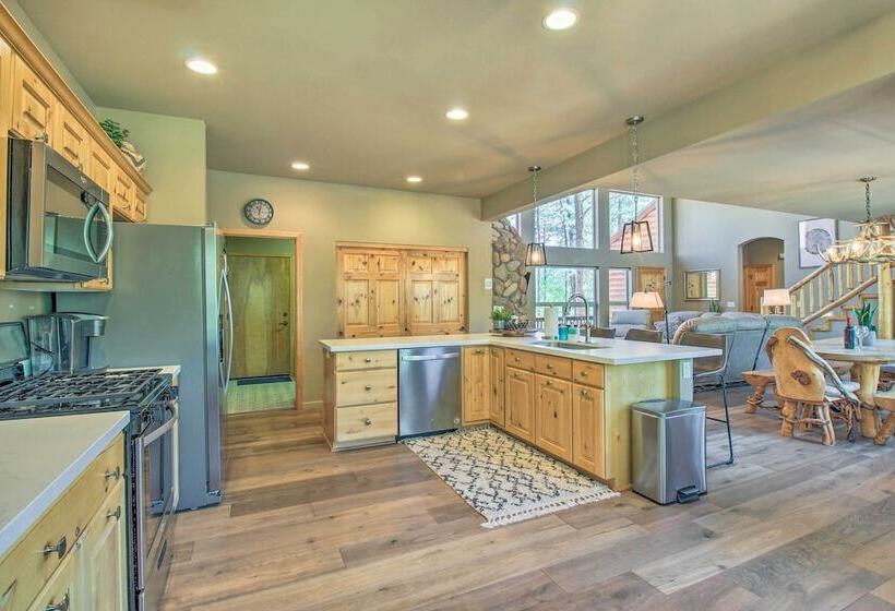 Deck, Grill & Fire Pit: Spacious Show Low Hideaway