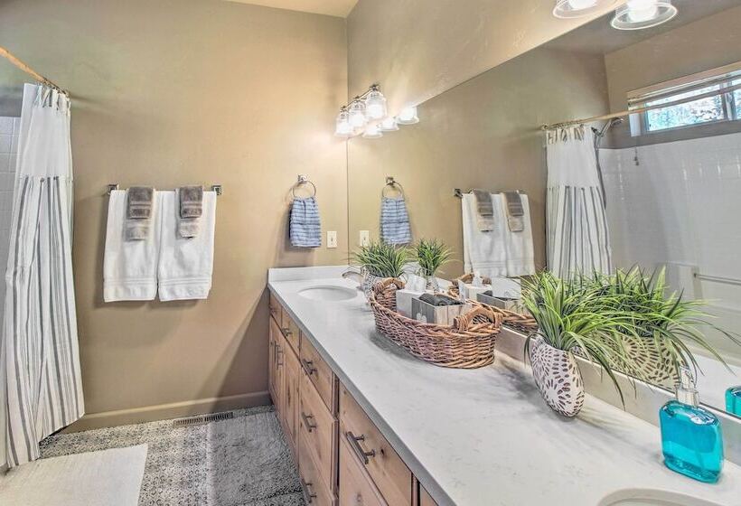 Deck, Grill & Fire Pit: Spacious Show Low Hideaway