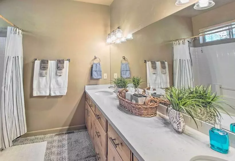 Deck, Grill & Fire Pit: Spacious Show Low Hideaway